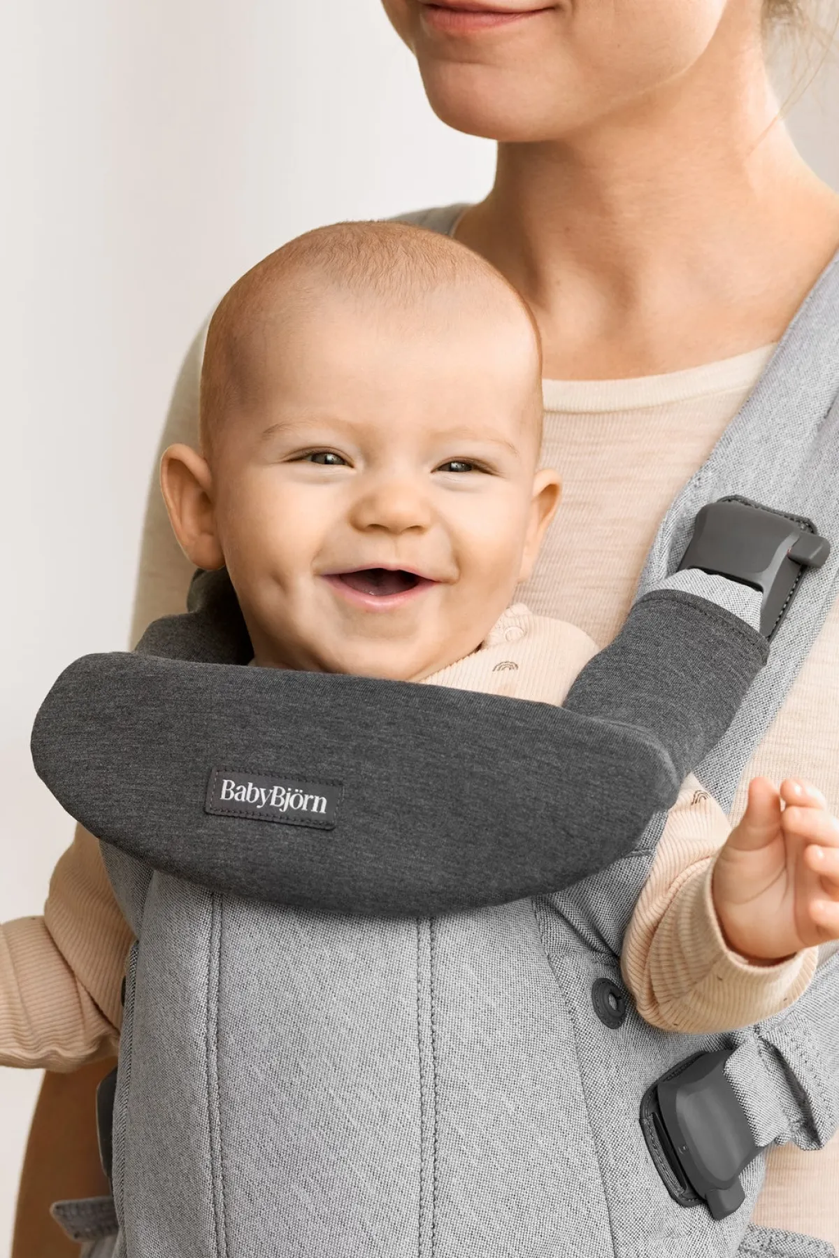 BABYBJORN Bæreseler, Strækvikler & Bærestole|Spisetid-BabyBjörn Hagesmæk til Harmony Bæresele Jersey, Mørkegrå