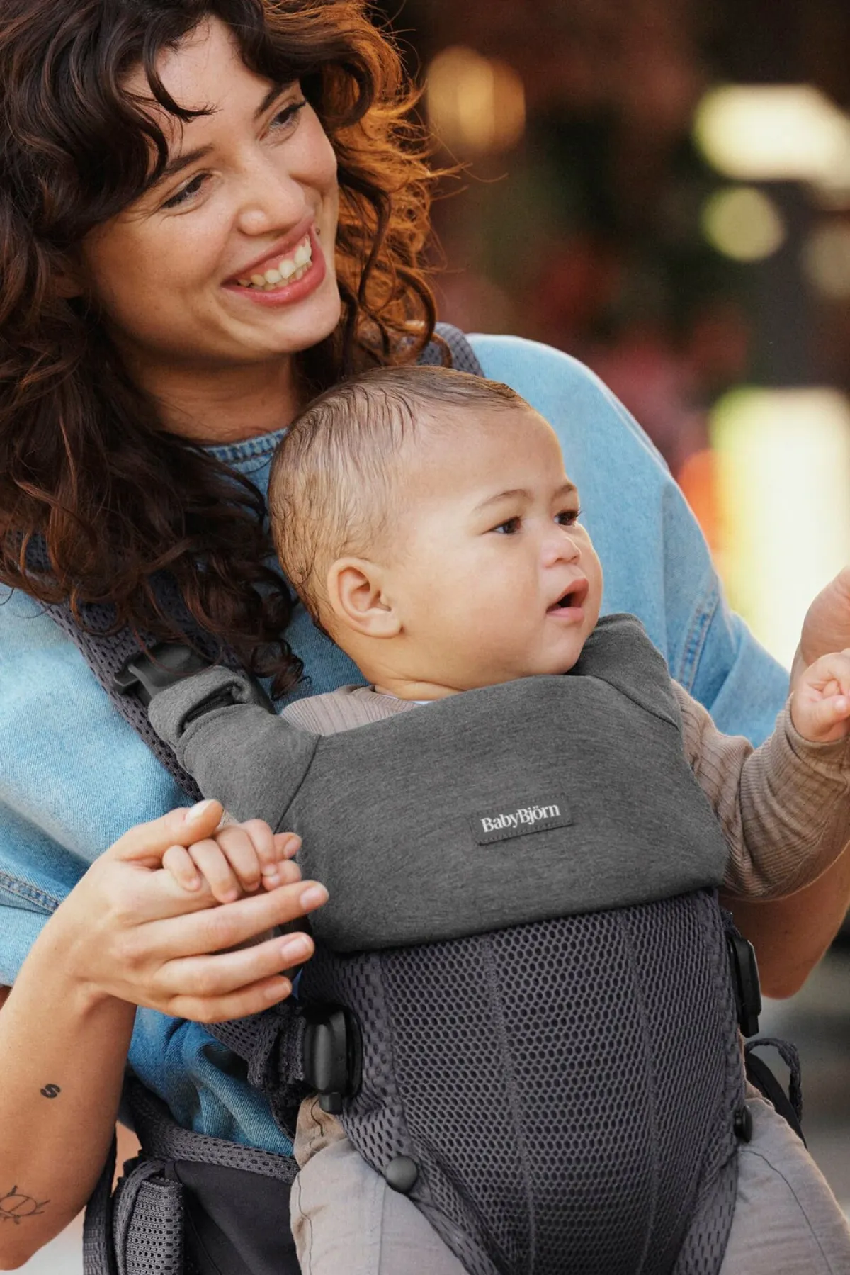 BABYBJORN Bæreseler, Strækvikler & Bærestole|Spisetid-BabyBjörn Hagesmæk til Harmony Bæresele Jersey, Mørkegrå