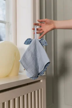 BIBS Stofbleer, Nusseklude & Babytæpper-x Liberty Kangaroo Nusseklud, Chamomile Lawn Baby Blue