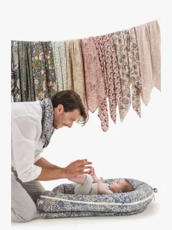 Børnesenge & Tilbehør|DockATot Deluxe+ Babynest, Pink & Rose Blå/Hvid