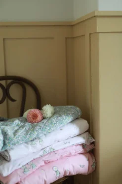 Børn ElsaBeskow Sengetøj-Elsa Beskow Blomsterfesten Sengesæt 150 x 210, Sandfarvet