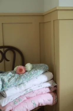 Sengetøj|ElsaBeskow Elsa Beskow Blomsterfesten Sengesæt 70 x 80 Tremmeseng, Sandfarvet