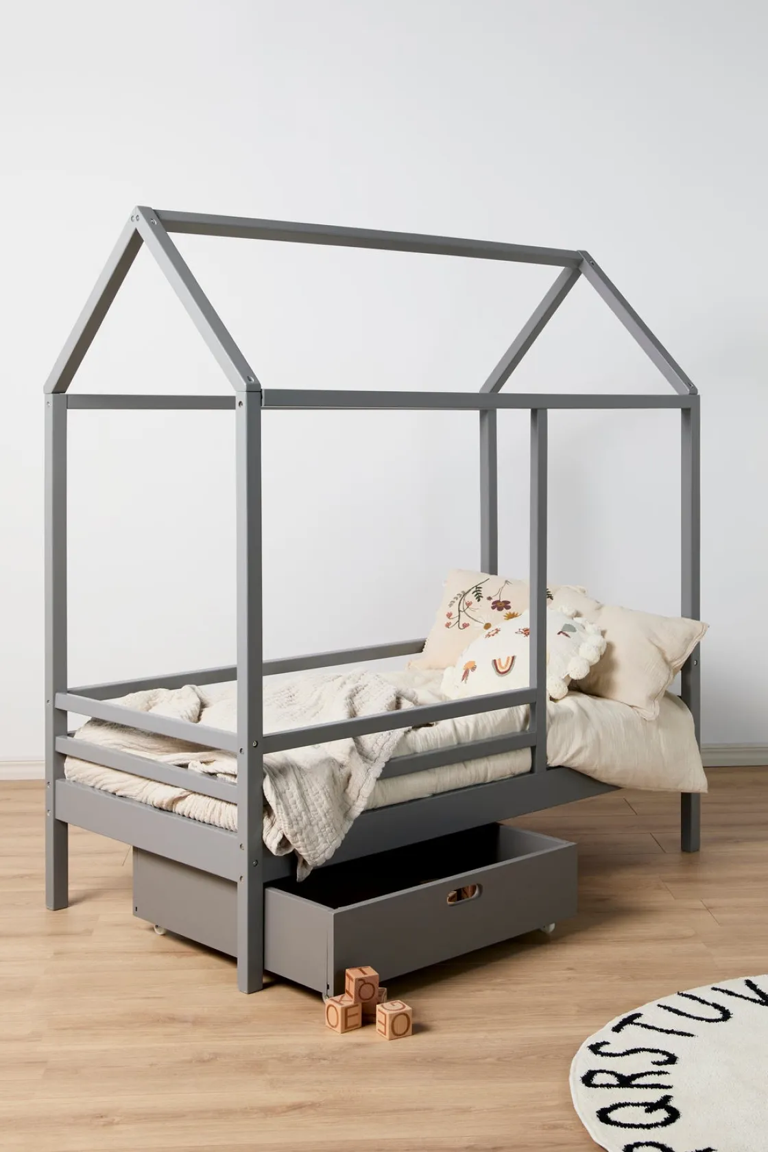 Pakkeløsninger|Minitude Nordic JAX Juniorseng 70x140 inkl. Sengeskuff, Grå