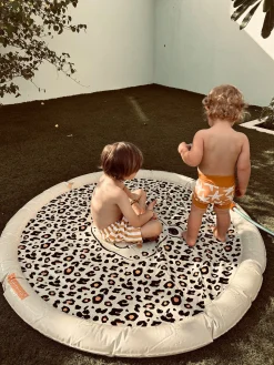 SwimEssentials Vandlegetøj-Swim Essentials Sprinkler Legetæppe, Safari Chique Beige