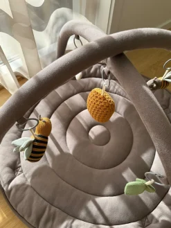 Babylegetøj|VanillaCopenhagen Vanilla Copenhagen Honeybee Aktivitetstæppe, Wood