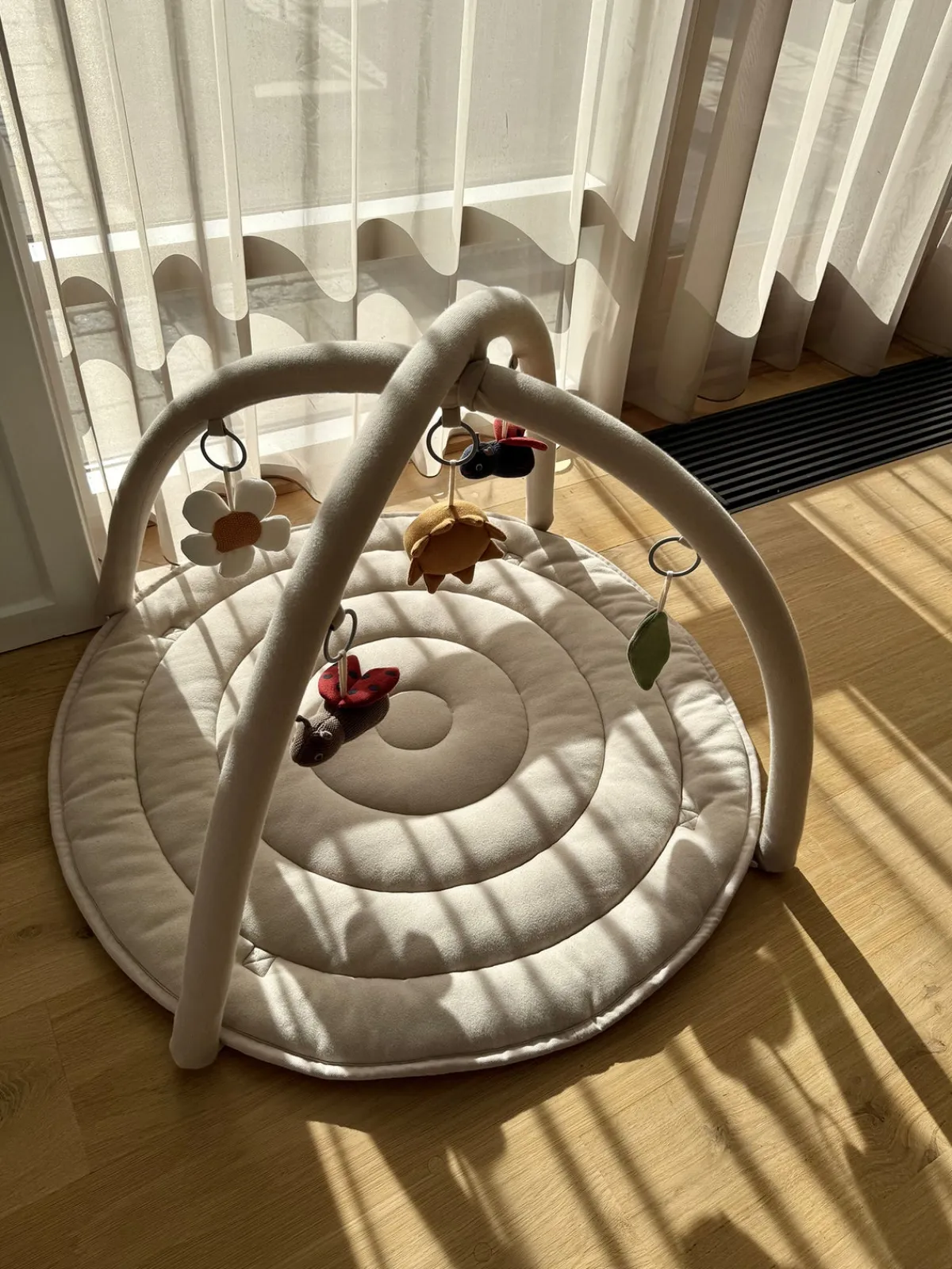 Babylegetøj|VanillaCopenhagen Vanilla Copenhagen Ladybug Aktivitetstæppe, Oyster