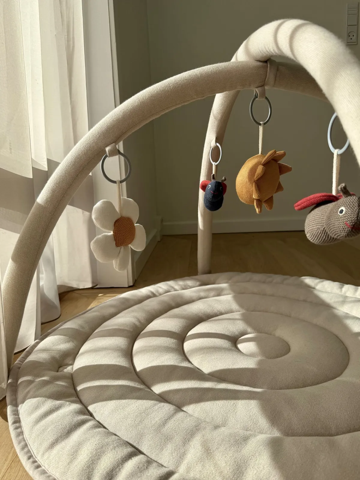 Babylegetøj|VanillaCopenhagen Vanilla Copenhagen Ladybug Aktivitetstæppe, Oyster