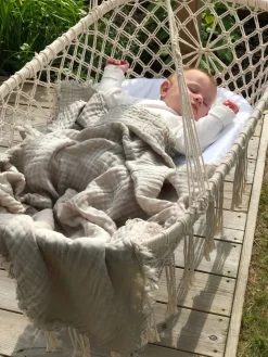 Interiør|VinterBloom Vinter & Bloom Feather Tæppe/ Stofble i Musselin EKO, Pebble Greige Beige