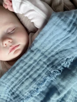 Interiør|VinterBloom Vinter & Bloom Feather Tæppe/ Stofble i Musselin EKO, Dim Blue Blå